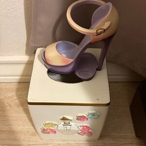 Box for kleenex and high heel for tooth brush, very cute